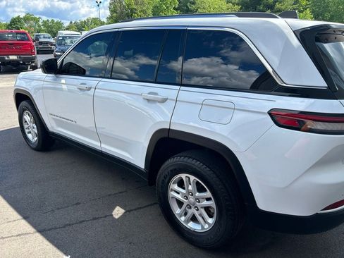Used 2023 Jeep Grand Cherokee Laredo AWD/4WD image 4