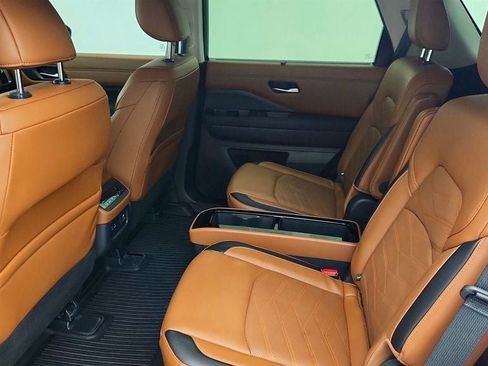 Used 2025 Nissan Pathfinder Platinum image 22