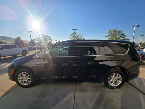 Used 2024 Chrysler Pacifica Touring-L FWD image 6
