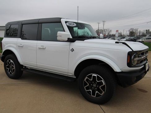 Used 2024 Ford Bronco Outer Banks image 3