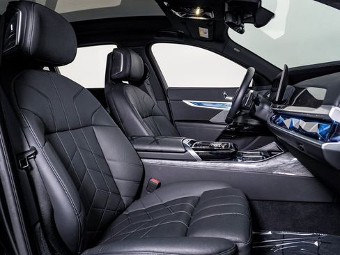 Used 2025 BMW 740i xDrive image 15