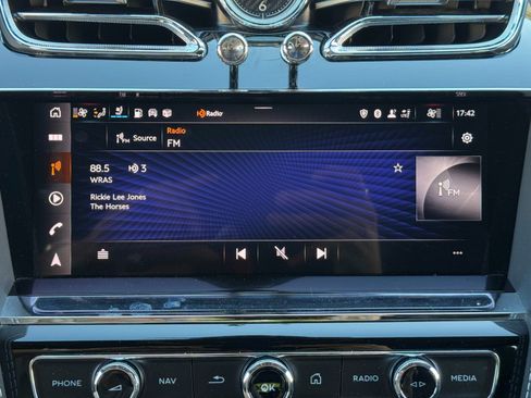 Used 2022 Bentley Bentayga AWD/4WD image 28