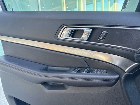 Used 2018 Ford Explorer XLT image 15
