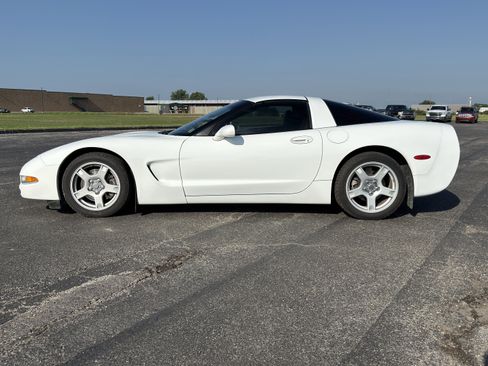 Used 1997 Chevrolet Corvette Coupe w/ Memory Pkg RWD image 6