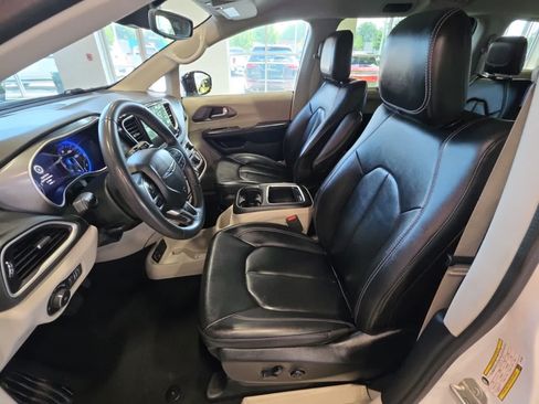 Used 2024 Chrysler Pacifica Touring-L FWD image 16
