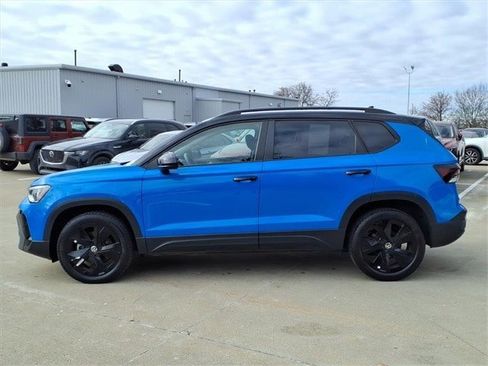 Used 2025 Volkswagen Taos SE image 3