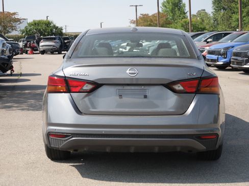 Used 2023 Nissan Altima 2.5 SV FWD image 4