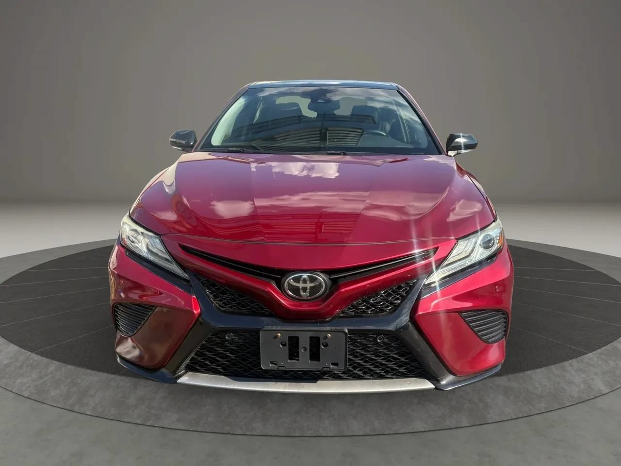 Used 2018 Toyota Camry XSE FWD image 3