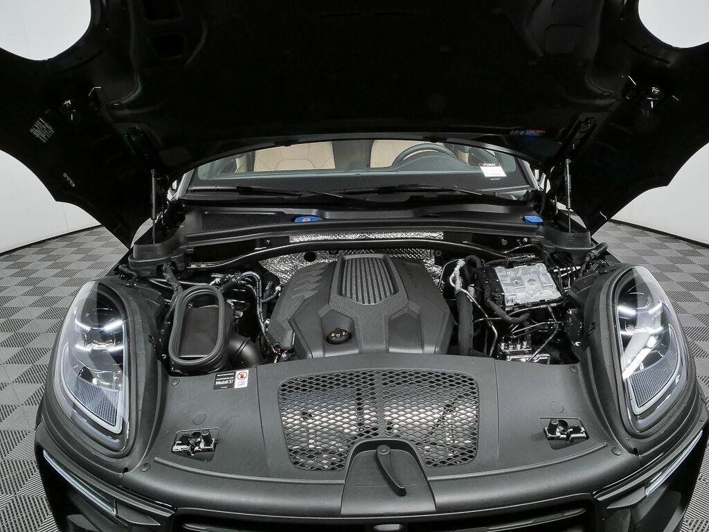 Certified 2026 Porsche Macan AWD/4WD image 34