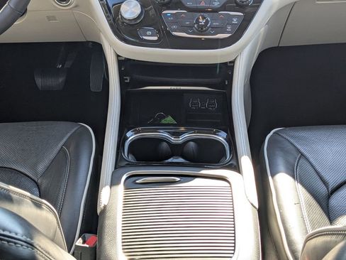 Used 2023 Chrysler Pacifica Limited image 20