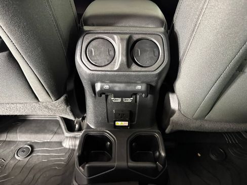 Used 2022 Jeep Wrangler Unlimited Sahara AWD/4WD image 35