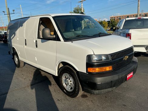 Used 2021 Chevrolet Express 3500 w/ Driver Convenience Package image 3