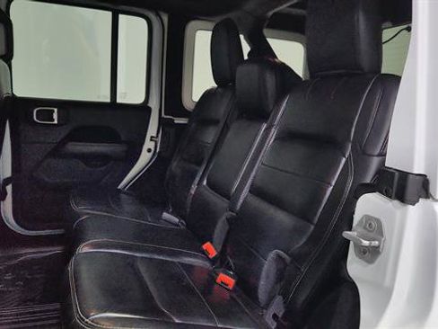 Used 2019 Jeep Wrangler Unlimited Sahara image 25