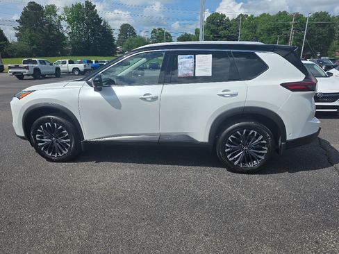 Used 2025 Nissan Rogue SL w/ Tech Package FWD image 6