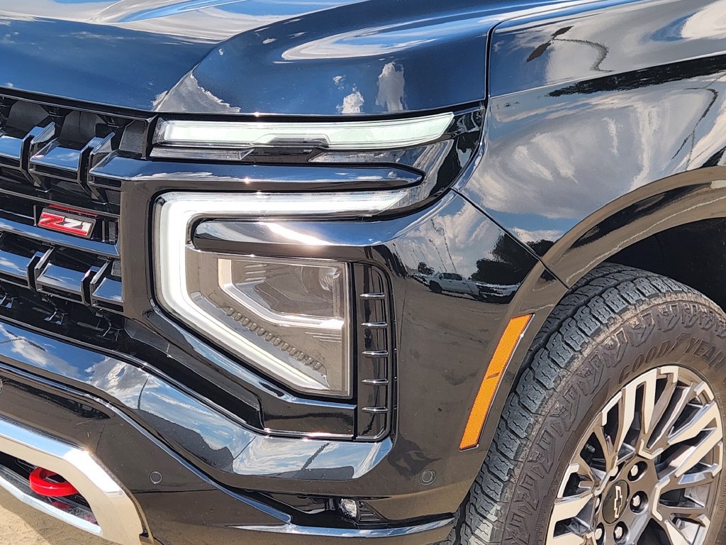 Used 2025 Chevrolet Suburban Z71 AWD/4WD image 8