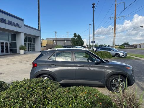 Used 2023 Hyundai Venue SEL FWD image 9