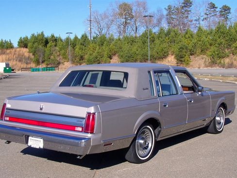 Used 1988 Lincoln Town Car Signature image 4