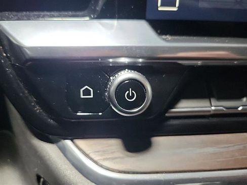 Certified 2025 GMC Sierra 1500 SLT image 18