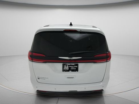 Used 2024 Chrysler Pacifica Touring-L FWD image 5