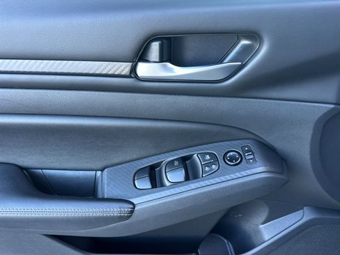 Used 2024 Nissan Altima 2.5 SV image 10