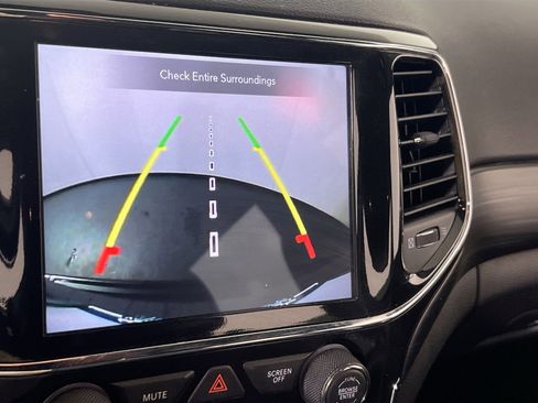 Used 2021 Jeep Grand Cherokee Laredo X image 14