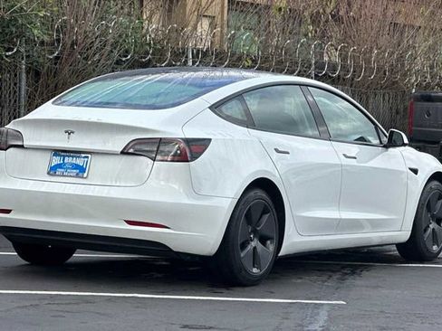 Used 2023 Tesla Model 3 Standard Range image 3