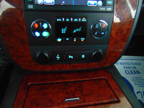 Used 2009 Chevrolet Suburban LT image 17