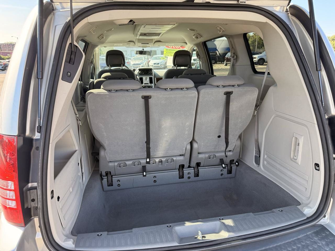 Used 2010 Chrysler Town & Country Touring FWD image 6