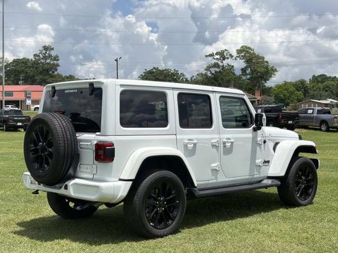 Used 2022 Jeep Wrangler Unlimited Sahara AWD/4WD image 6