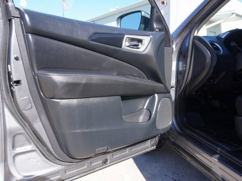 Used 2020 Nissan Pathfinder SV image 8