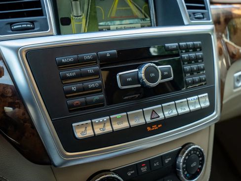Used 2015 Mercedes-Benz ML 400 4MATIC w/ Lighting Package image 23
