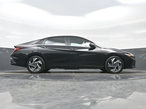 Certified 2025 Hyundai Elantra Limited image 32