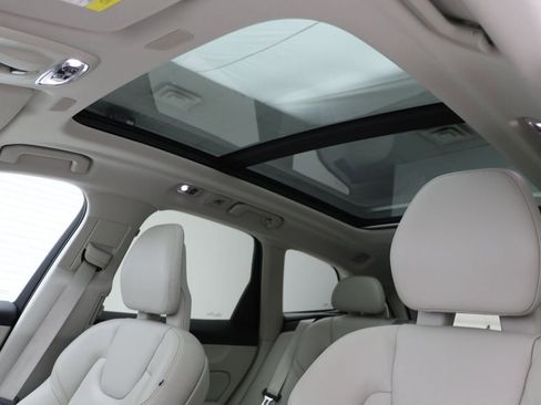 Used 2018 Volvo XC60 T6 Momentum w/ Vision Package image 17