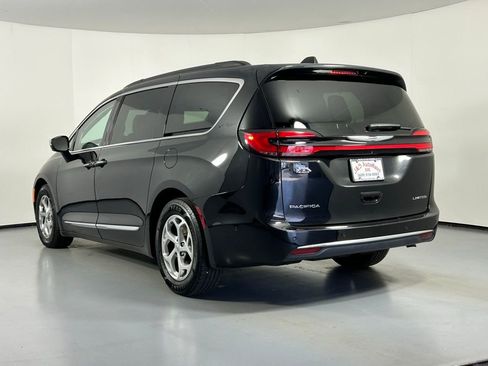 Used 2023 Chrysler Pacifica Limited image 5