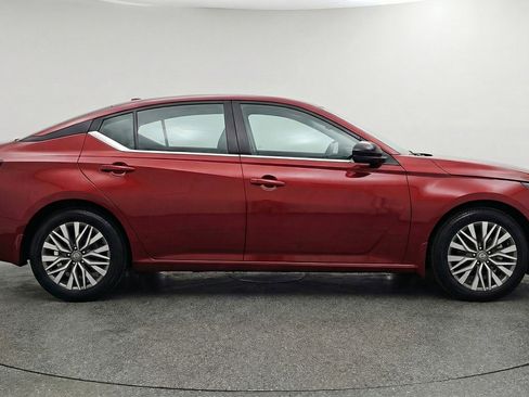 Used 2025 Nissan Altima 2.5 SV image 11