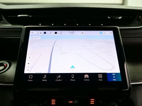 Used 2025 Jeep Grand Cherokee Limited w/ Black Appearance Package image 21