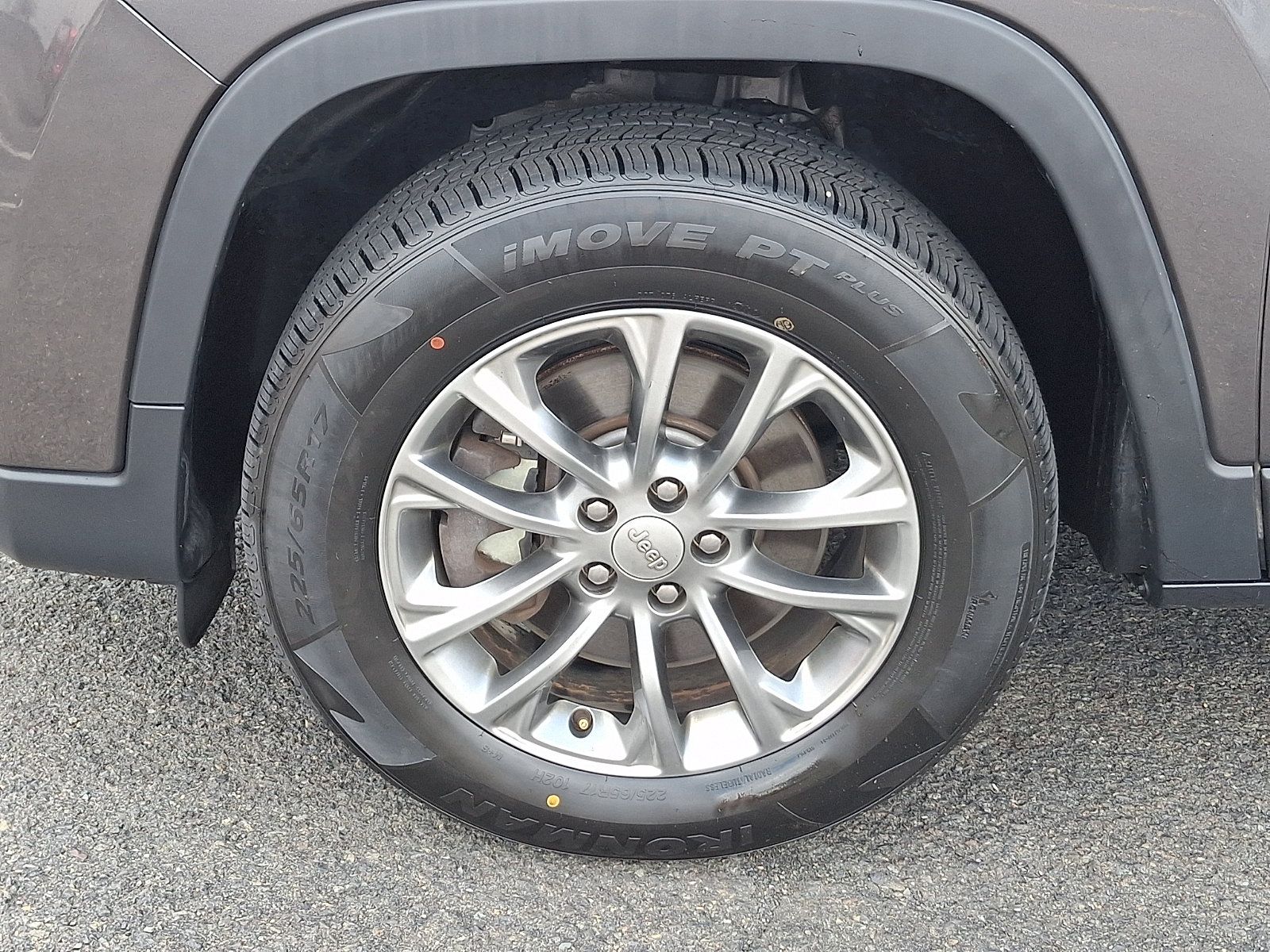 Used 2019 Jeep Cherokee Latitude Plus w/ Cold Weather Group AWD/4WD image 27