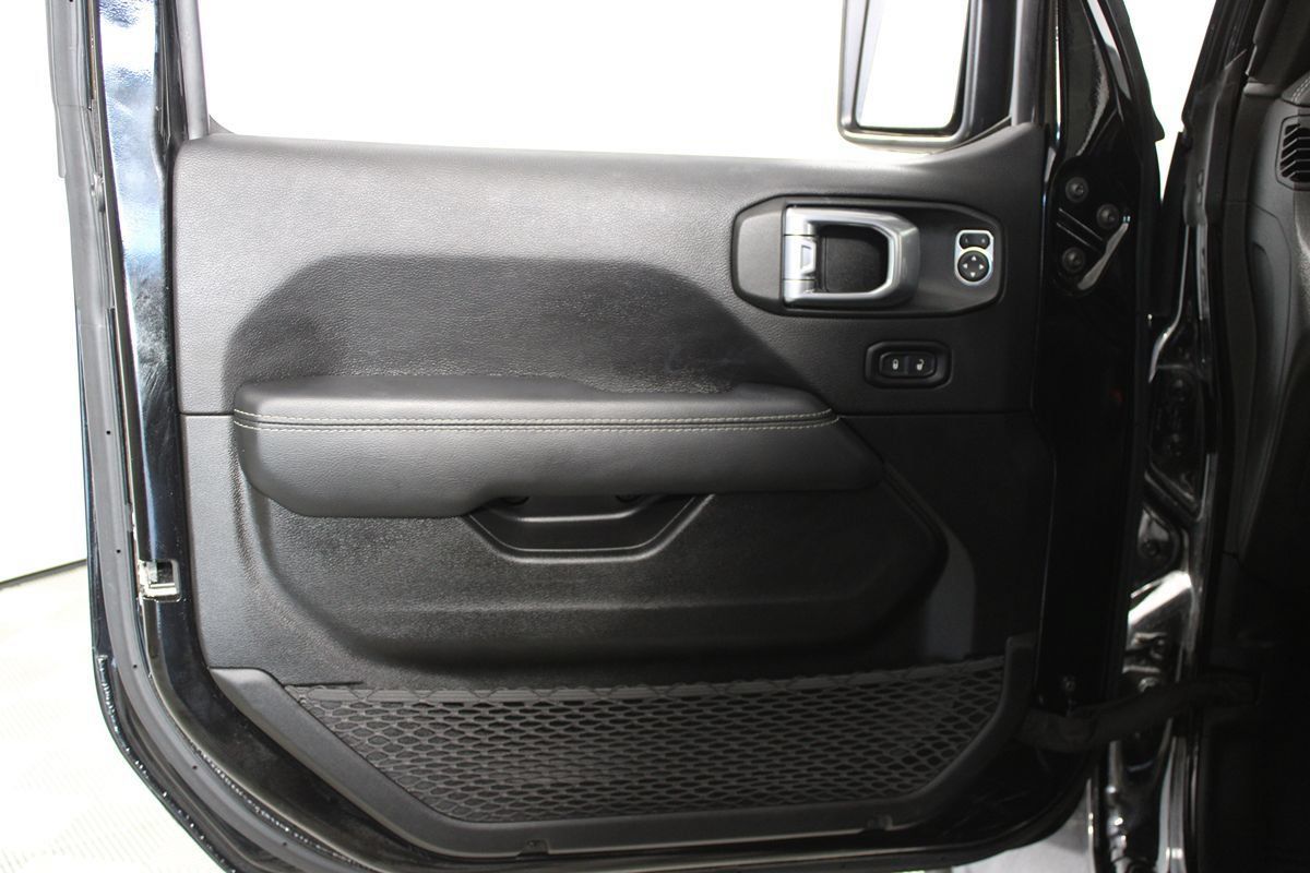 Used 2022 Jeep Wrangler Unlimited Sahara AWD/4WD image 5