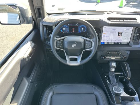 Used 2025 Ford Bronco Badlands image 22
