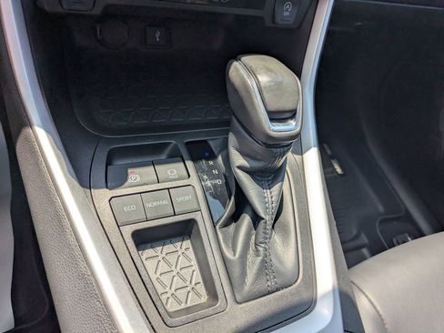 Used 2022 Toyota RAV4 XLE Premium image 16