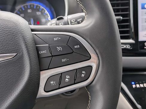 Used 2023 Chrysler Pacifica Touring-L FWD image 26