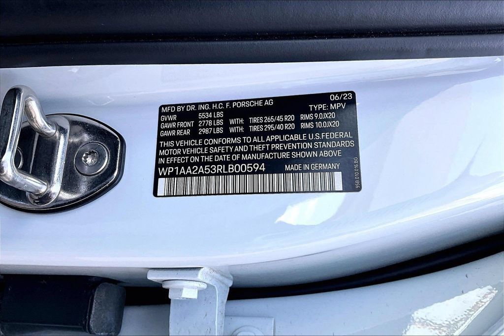 Used 2024 Porsche Macan AWD/4WD image 34