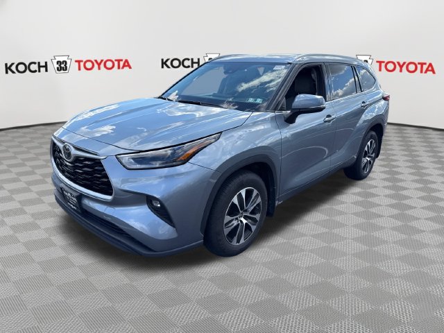 Used 2021 Toyota Highlander XLE AWD/4WD image 3