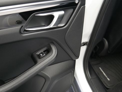 Certified 2023 Porsche Macan AWD/4WD image 19