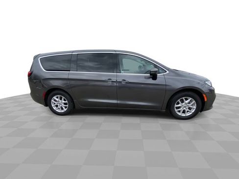 Used 2023 Chrysler Pacifica Touring-L FWD image 3