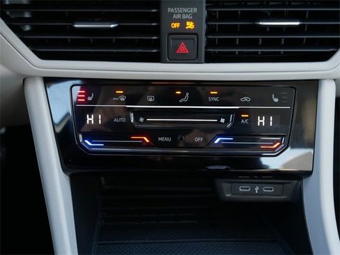 Certified 2025 Volkswagen Jetta SE image 32