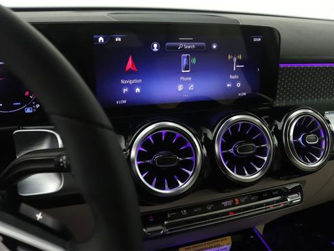 New 2025 Mercedes-Benz GLB 250 image 6