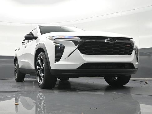 Used 2025 Chevrolet Trax RS w/ Sunroof Package FWD image 32