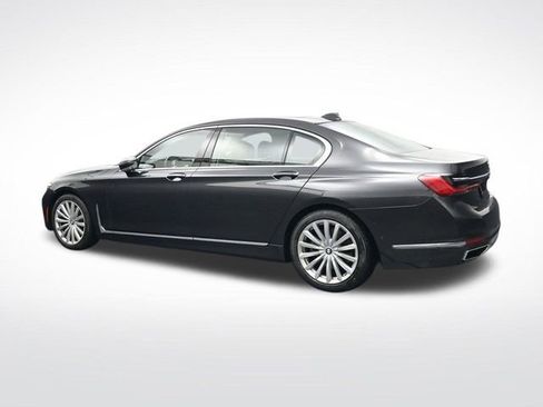 Used 2022 BMW 740i w/ Premium Package image 7