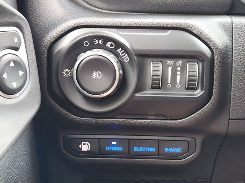 Used 2022 Jeep Wrangler Unlimited Sahara w/ Cold Weather Group AWD/4WD image 15